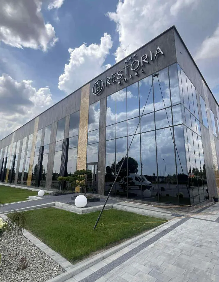 Mycie przeszkleń hotelu Restoria w Radzyniu Podlaskim